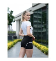 Ales Beyaz Biye Detaylı Siyah Mini Spor Şort Tayt