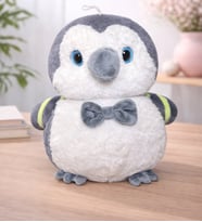 LAYNEAR Sevimli Penguen Peluş – Pembe Fiyonk ve Sırt Çanta Detaylı (Yeşil)
