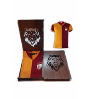 Galatasaray Ahşap Kutulu Metin Oktay  - Erkek Taraftar T-shirt - E88040 (Sarı-Kırmızı)