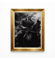 Tablore At Üstünde Atatürk Tablosu Siyah Beyaz Başkomutan Portresi Çerçeveli Duvar Dekoru