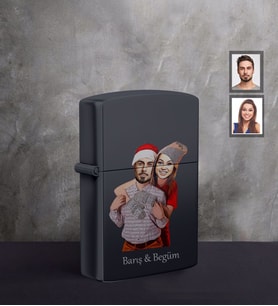 Kişiye Özel Yılbaşı Sevgili Karikatürlü UV Baskılı Siyah Benzinli Çakmak Model-8