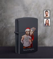 Kişiye Özel Yılbaşı Sevgili Karikatürlü UV Baskılı Siyah Benzinli Çakmak Model-8