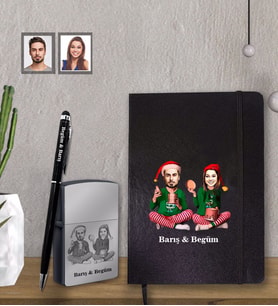 Kişiye Özel Yılbaşı Sevgili Karikatürlü Siyah Defter Kalem Çakmak Hediye Seti Model-5 (Model 1)