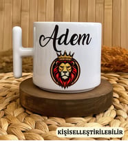 Kişiye Özel İsimli Sarı Kırmızı Taraftar Temalı Aslan Figürlü Porselen T Kupa