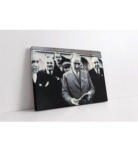 Atatürk Kitap İncelerken