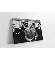 Atatürk Kitap İncelerken