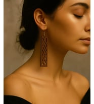 Geometrik Oyma Ahşap Küpe – Doğal Şıklığın Modern Yüzü (Kahverengi)