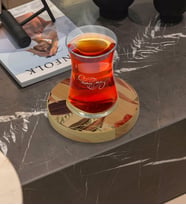 BK Gift Kişiye Özel Çiçekler Tasarımlı Doğal Ahşap Tabaklı Heybeli Çay Bardağı Model 3