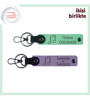 Konser Aşkına Sahip Sevgiliye, Kişisel Deri Anahtarlık Takımı, Adınız Yazılı, Açık Yeşil-Mor Menekşe