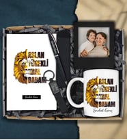 Babalar Günü Kişiye Özel Aslan Yürekli Kral Babam Tasarımlı Defter&Kupa&Fotoğraflı Çerçeve&Lüks Anahtarlık&Deri Kılıflı Kalem Hediye Seti