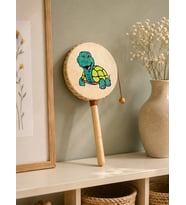 Renkli Desenli Ahşap Saplı Ritim Davulu – El Davulu 28 Cm