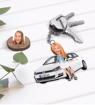 BK Gift Kişiye Özel Kadın VW Golf Figürlü Plakalı Ahşap Karikatür Anahtarlık-1