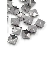 Süs Tırnaklı Çakma Kare Piramit 8 mm 20 Adet Metal Trok