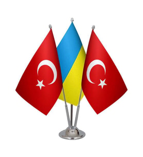Masa Üstü Ukrayna Bayrağı Türk Bayrağı Üçlü Krom Direk Masa Bayrak Seti