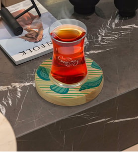 BK Gift Kişiye Özel Deniz Kabukları Tasarımlı Doğal Ahşap Tabaklı Heybeli Çay Bardağı Model 2