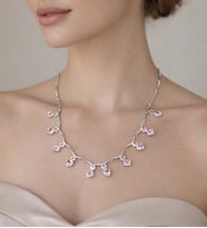 Pembe Taş Detaylı Sallantılı Kalp Model Kolye