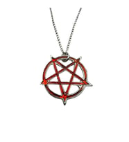 Kırmızı Yuvarlak Pentagram Yıldız Figürlü Unisex Kolye – 60 cm Zincirli Gotik