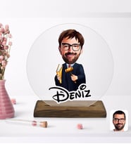 BK Gift Kişiye Özel Erkek Hakim Karikatürlü Yuvarlak Ahşap Standlı Biblo-1