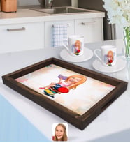 BK Gift Kişiye Özel Kadın Öğrenci Karikatürlü Doğal Ahşap Tepsi ve 2’li Kahve Fincan Seti-1