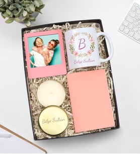 Kişiye Özel Baskılı Kupa & Gold Metal Kutulu Mum & Pembe İnstagram Çerçeve & Pembe Renk Dikişli Mini Not Defteri Hediye Seti