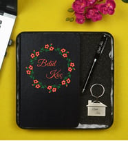 Anneye Hediye Kişiye Özel  Metal Kutu İçerisinde Siyah Defter Kalem ve Anahtarlık Hediye Seti