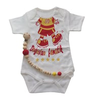 Hoşgeldin Bebek, Yenidoğan Unisex Bebek, Sarı Kırmızı Fanatik Taraftar Badi ve İsimli Emzik Askısı Hediye Seti (Sarı-Kırmızı)