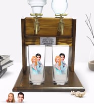 BK Gift Kişiye Özel Sevgililer Tasarımlı İkili Rakı Bardağı ve Çift Musluklu Doğal Ahşap Rakı Standı-87 (Model 1)