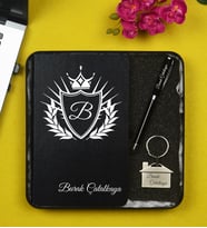 Kişiye Özel Doğum Günü Hediyesi Metal Kutu İçerisinde Siyah Defter Kalem ve Anahtarlık Hediye Seti