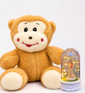 Sevimli Mutlu Peluş Maymun ve Led Işıklı Şans Melekli Fanus Hediye Seti
