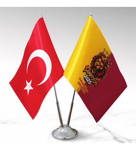 BBaskı  Aslanlar + Türk Bayrağı İkili Masa Bayrak Seti  Çift Taraflı Saten Kumaş  Canlı Dijital Baskı  Parlak Metal Ayak & Metal Çubuk  Bayrak 15×22,5 cm (2 Adet)  Set Yüksekliği ~30–32 cm  Ofis Masa Dekoru