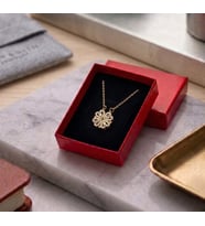 Kutulu Gold Açılır Kapanan Mıknatıslı Yonca Çelik Kolye – Hediye Paketinde (Altın)