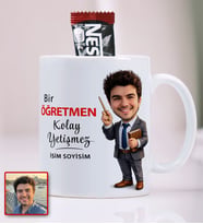 BBaskı TASARLANABİLİR  Kişiye Özel Fotoğraflı Karikatür Erkek Öğretmen Kupa Bardak (330 ml)  Ad Soyad  “Bir Öğretmen Kolay Yetişmez”  A Kalite Premium Porselen (%80/%20)  Kalıcı Baskı (Net Detay/Canlı Renkler)  Bulaşık Makinesinde Yıkanabilir