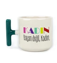 Kadın Bayan Değil Baskılı Kadınlar Günü Yeşil Kulplu T Kupa
