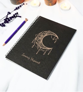 Kişiye Özel Ay Mandala Temalı Siyah Kraft Kapaklı Defter - 45 Yaprak A5 (90 SAYFA) 15x21 Cm