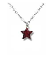 Crimson Star Unisex Kolye – Parlak Kırmızının Gücü Boynunuzda (Gümüş)