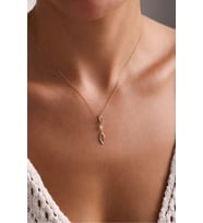 Beyaz Baget Taşlı Balık Kilitli Charm Kolye