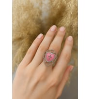 Pembe Metal İşlemeli Haç Yüzük – Zarif ve Anlamlı Tasarım, Unisex Ayarlanabilir Model
