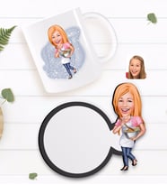 BK Gift Kişiye Özel Kadın Chef Karikatürlü Beyaz Kupa ve Ahşap Bardak Altlığı Hediye Seti