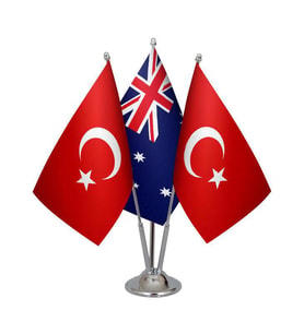 Masa Üstü Avustralya Bayrağı Türk Bayrağı Üçlü Krom Direk Masa Bayrak Seti