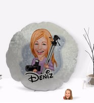 BK Gift Kişiye Özel İsimli Kadın Fotoğrafçı Karikatürlü Yuvarlak Dekoratif Kırlent Yastık-1