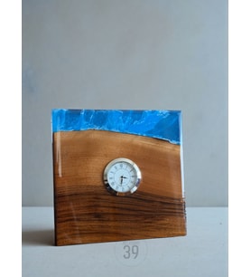 Classic Ceviz & Epoksi Masa Saati – Gümüş Kaplama Quartz Mekanizma – El Yapımı Tasarım (15x15 cm ) (Okyanus Mavi)