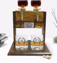 BK Gift Kişiye Özel Renkli Baskılı Çelenk Baş Harfli İsimli  İkili Viski Bardağı ve Çift Musluklu Doğal Ahşap Viski Standı-4 (Model 1)