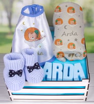 eJOYA Ahşap Sandıkta Kişiye Özel Önlük Battaniye Taş İsimlik Ve Patik Bebek Hediye Seti 109755 (Mavi)