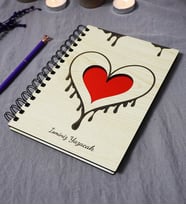 Kişiye Özel Kalp Desenli Ahşap Kapaklı Defter - Ajanda - İsme Özel - A5 60 Yaprak (120 SAYFA) Hediyelik (Kırmızı)