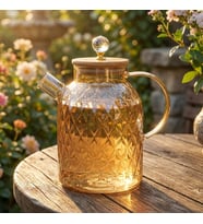 Lusterli Borosilikat Cam Sürahi - Isıya ve Ateşe Dayanıklı, Bambu Kapaklı ve Kristal Kulplu Şık Sürahi (1.6 Litre)