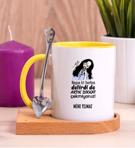 Kişiye Özel Herkes Delirdi Tasarım Esprili Ahşap Altlıklı Sarı Kupa Bardak