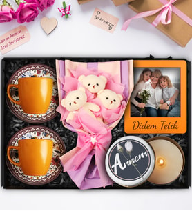 Anneler Gününe Özel Desenli İkili Turuncu Fincan & Üçlü Peluş Ayıcık Buketi & Fotoğraf Çerçevesi & Tasarım Mum Hediye Seti