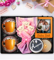 Anneler Gününe Özel Desenli İkili Turuncu Fincan & Üçlü Peluş Ayıcık Buketi & Fotoğraf Çerçevesi & Tasarım Mum Hediye Seti