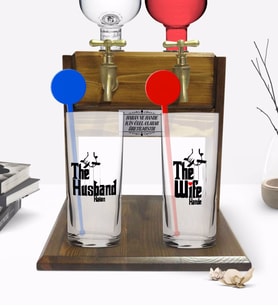 BK Gift Kişiye Özel Renkli Baskılı The Husband and The Wife Tasarımlı İkili Vodka Bardağı ve Çift Musluklu Doğal Ahşap Vodka Standı-1 (Model 1)