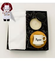 Anneler Gününe Özel Tasarımlı Beyaz Mutfak Önlüğü & Kişiye Özel Bambu Tabaklı Fincan & Metal Kutulu Mum Hediye Seti